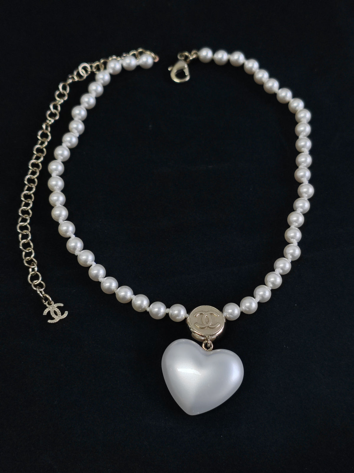 Chanel - Other - Costume-jewellery style with gold-tone metal, pearl-like beads and crystal accents; exact composition is unknown. - White