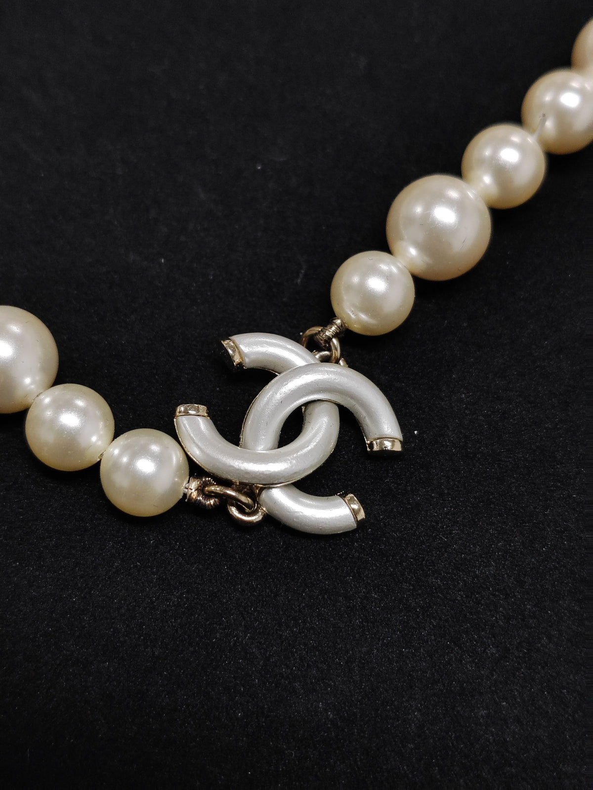 Chanel - Other - Costume-jewelry metal alloy with imitation pearls and white decorative accents. - White