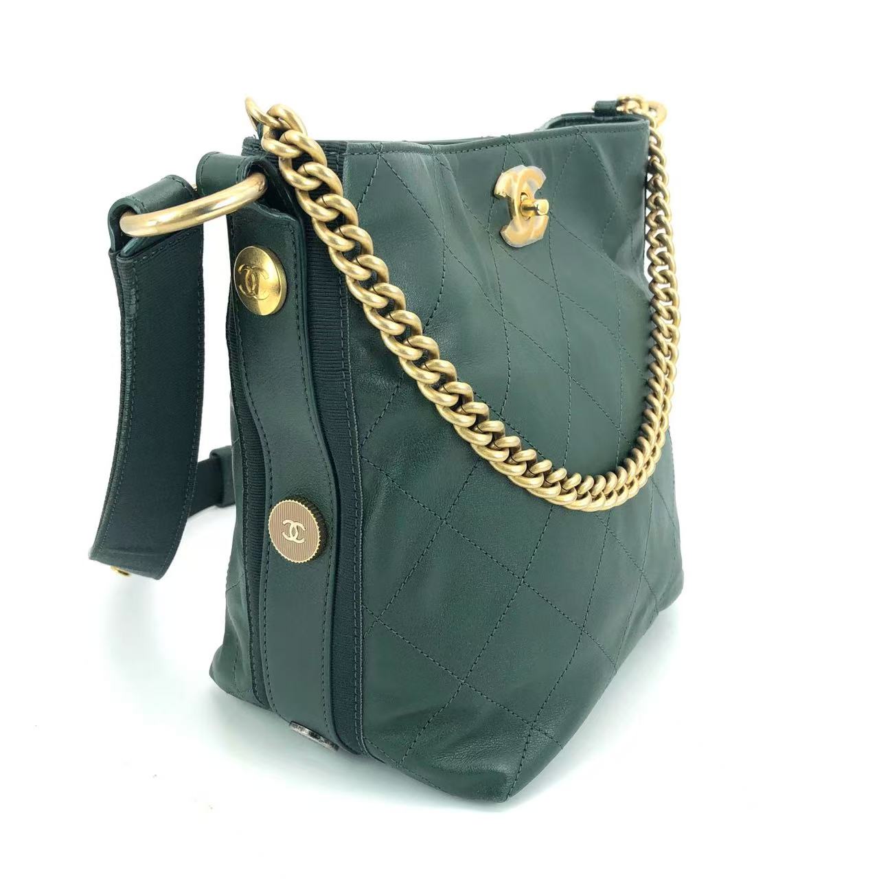 Chanel - Other - Cowhide leather - Green with Gold-Tone Hardware - (small)