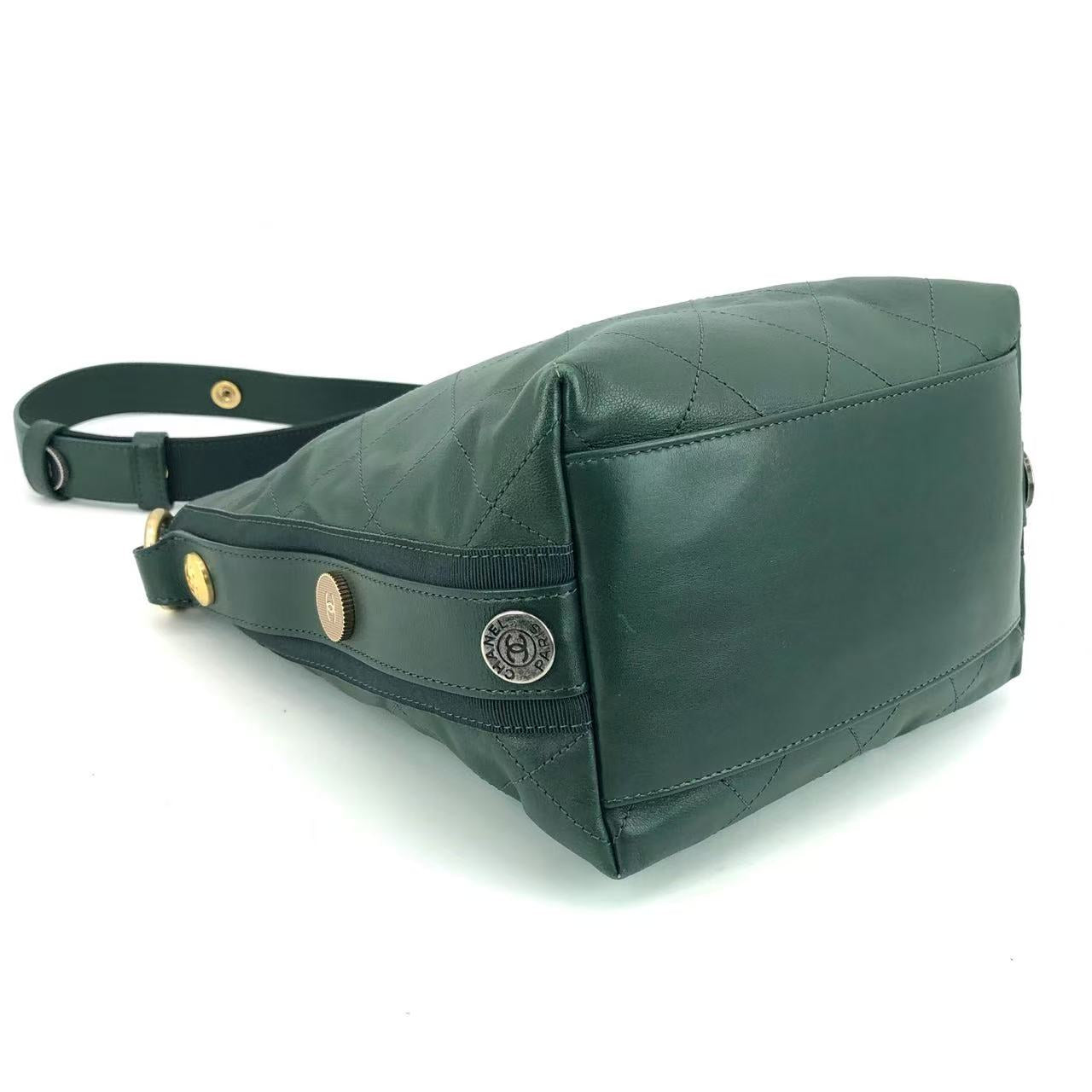 Chanel - Other - Cowhide leather - Green with Gold-Tone Hardware - (small)