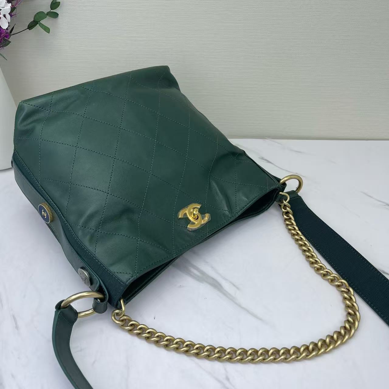 Chanel - Other - Cowhide leather - Green with Gold-Tone Hardware - (small)