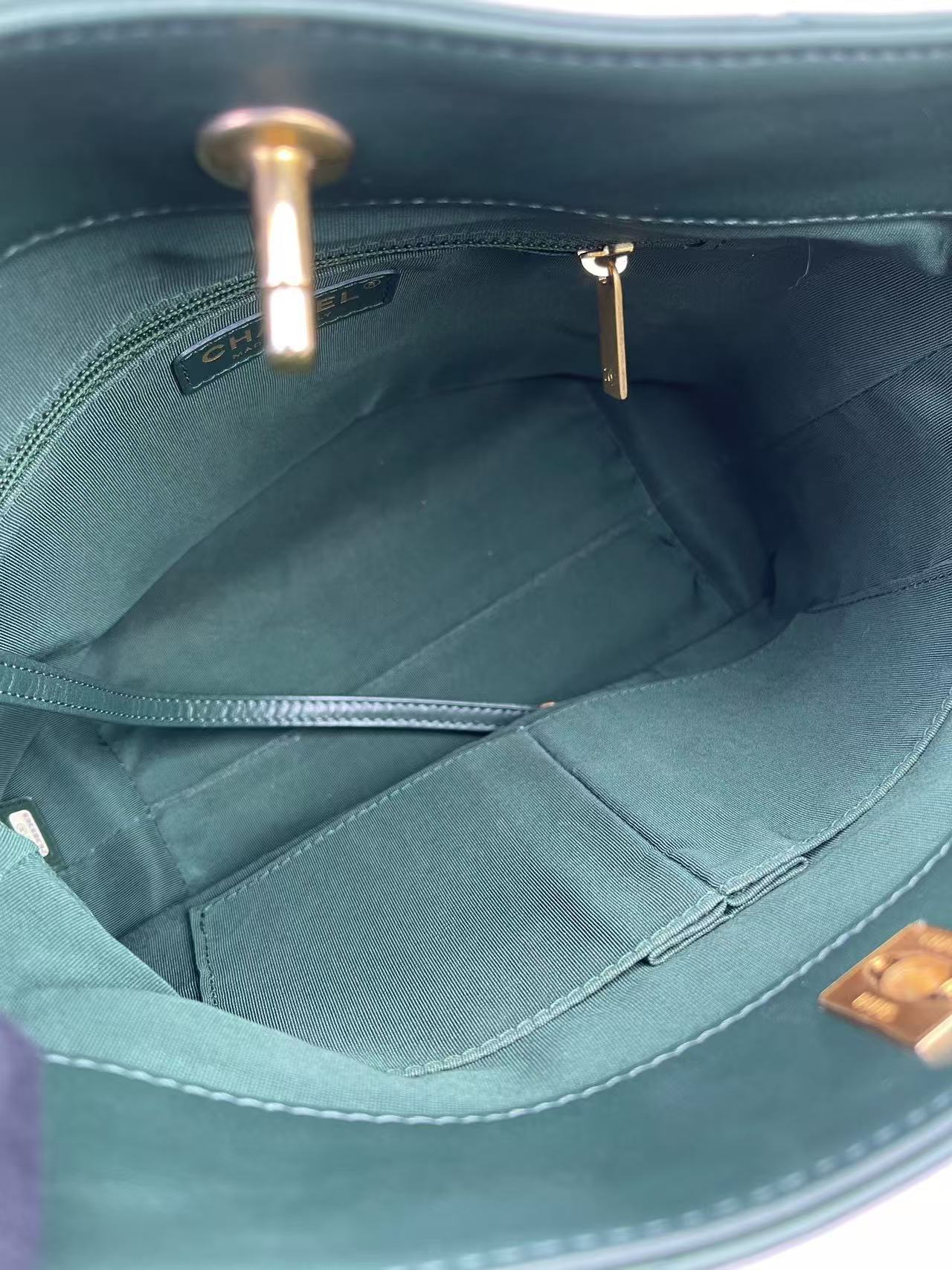 Chanel - Other - Cowhide leather - Green with Gold-Tone Hardware - (small)