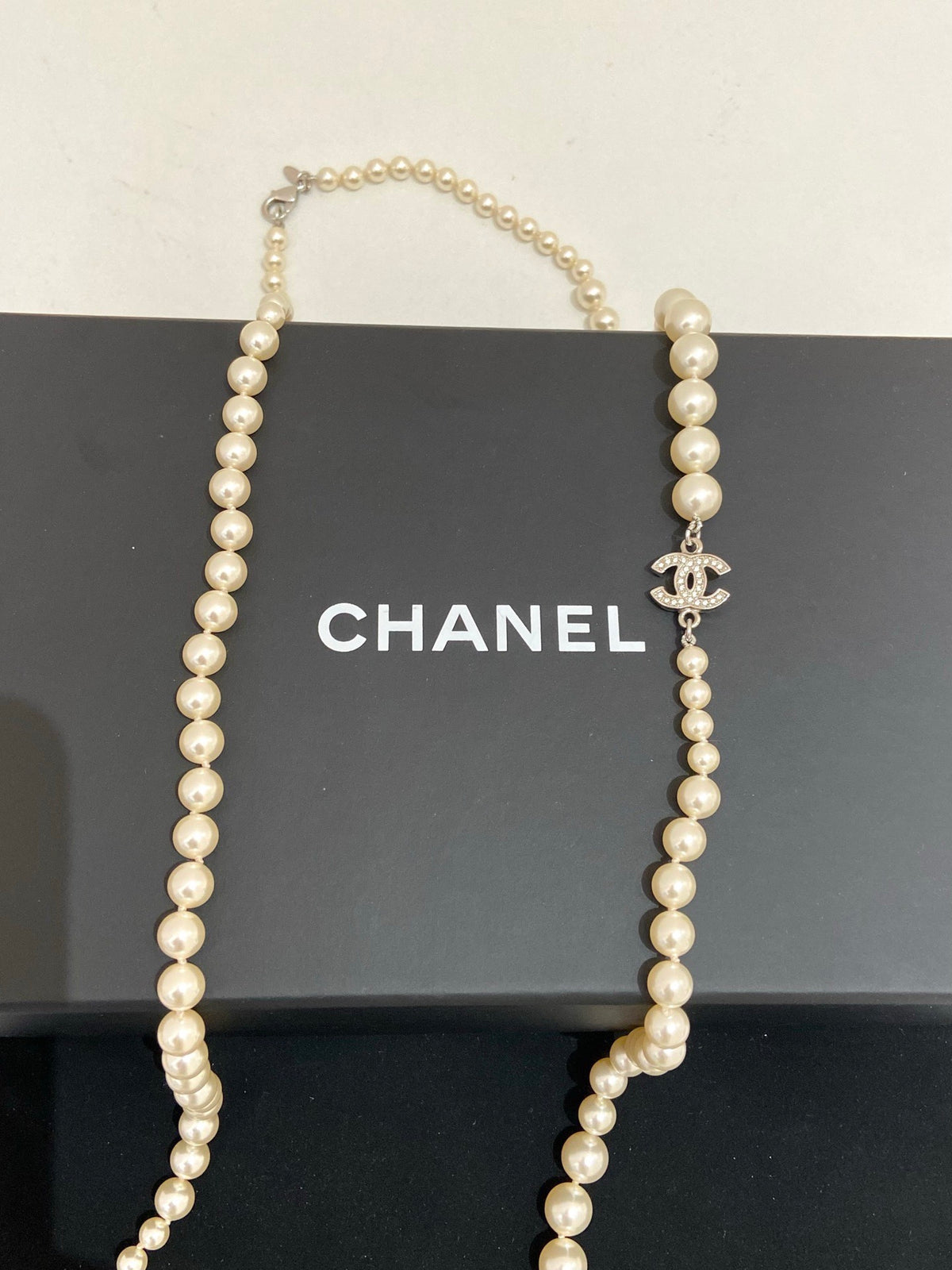 Chanel - Other - Fashion-jewellery metal with rhinestone-set CC motifs and imitation pearl beads. - White