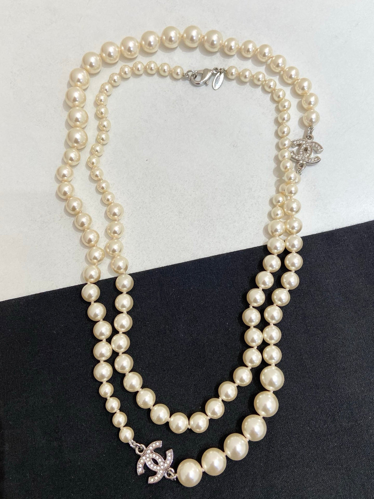 Chanel - Other - Fashion-jewellery metal with rhinestone-set CC motifs and imitation pearl beads. - White