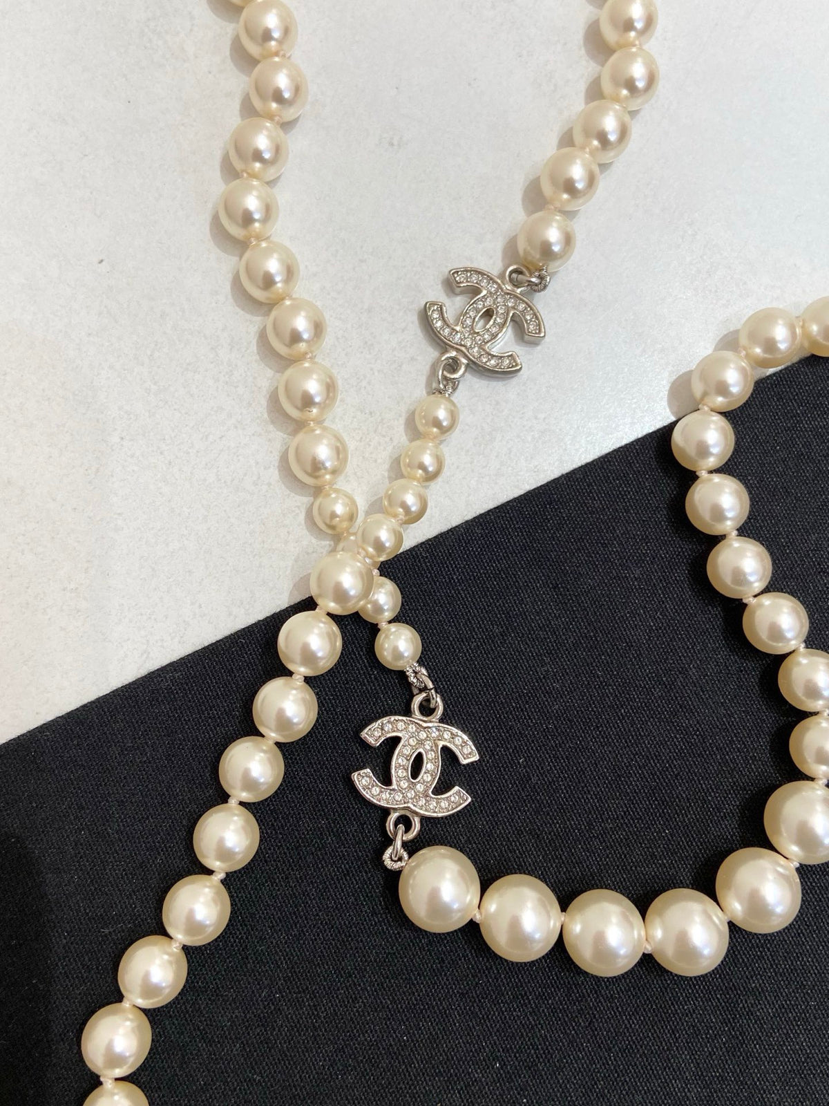 Chanel - Other - Fashion-jewellery metal with rhinestone-set CC motifs and imitation pearl beads. - White