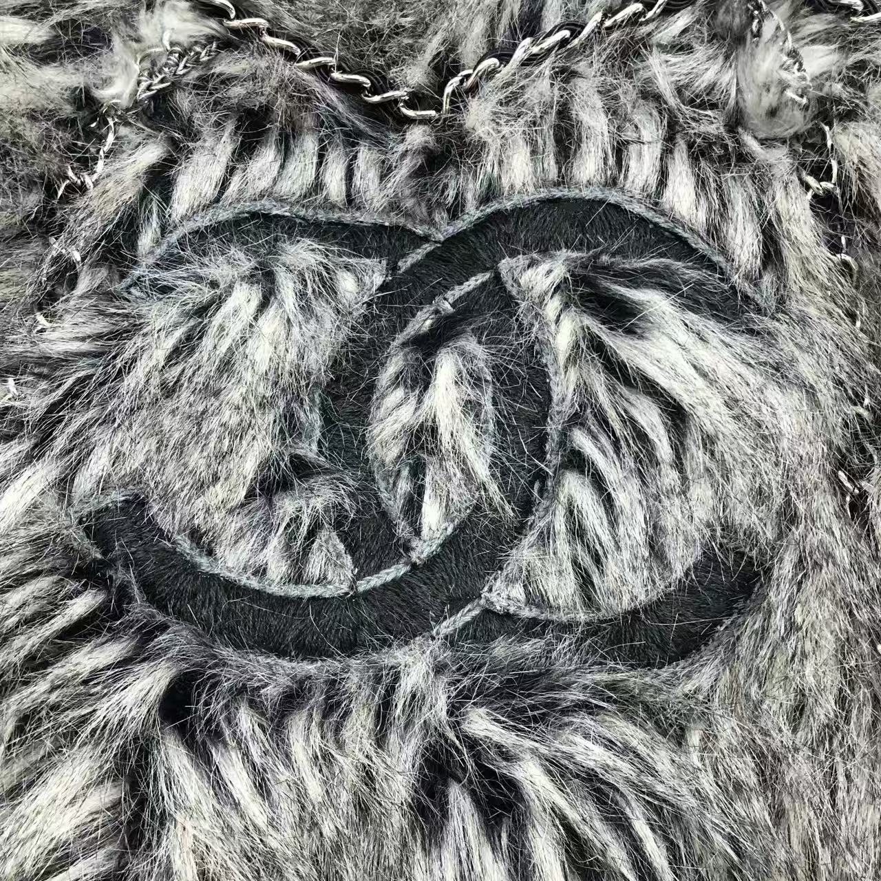 Chanel - Other - Faux fur - Grey - (medium)