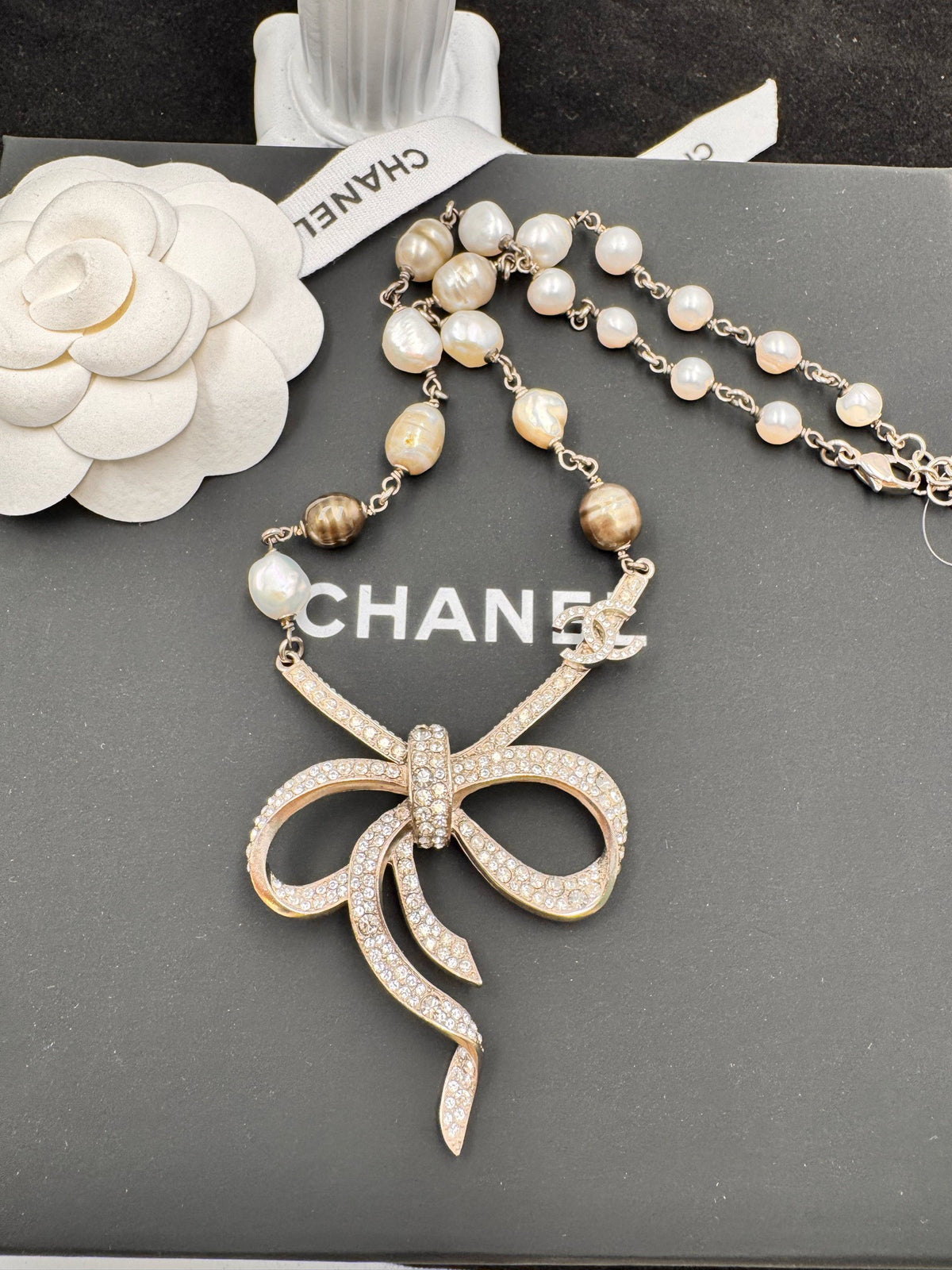 Chanel - Other - Gold-tone base metal, glass crystal embellishments and imitation pearls. - Multicolour - (22 cm + 5 cm extension)