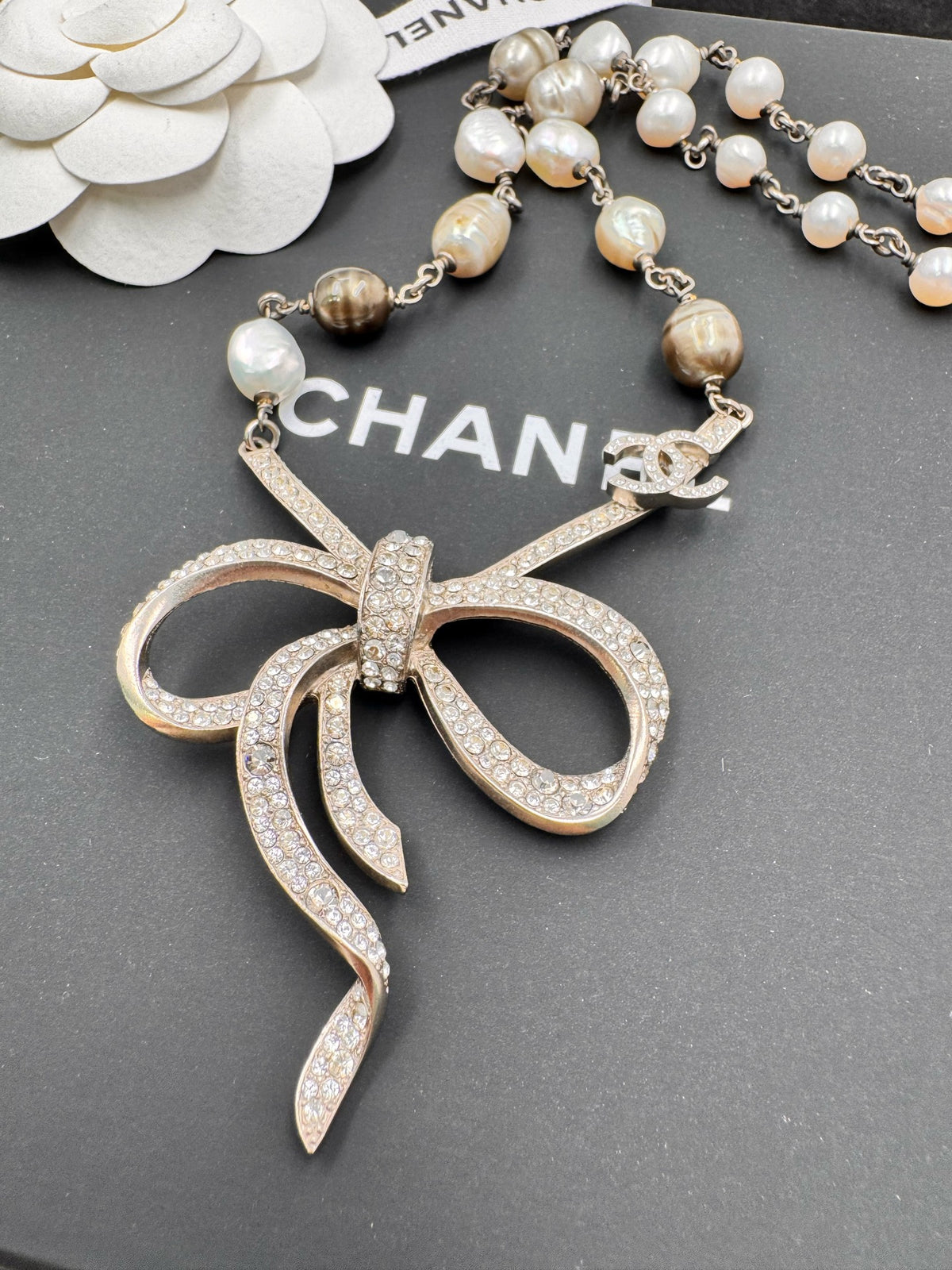 Chanel - Other - Gold-tone base metal, glass crystal embellishments and imitation pearls. - Multicolour - (22 cm + 5 cm extension)