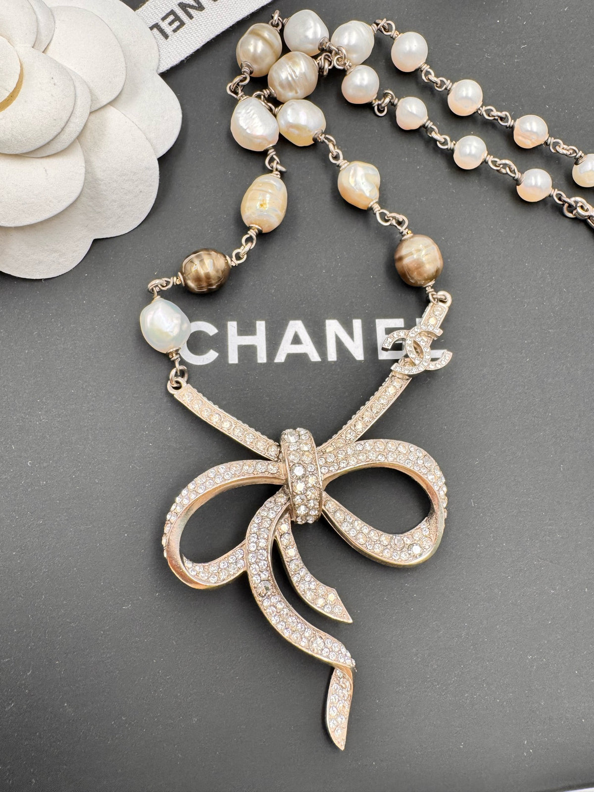 Chanel - Other - Gold-tone base metal, glass crystal embellishments and imitation pearls. - Multicolour - (22 cm + 5 cm extension)