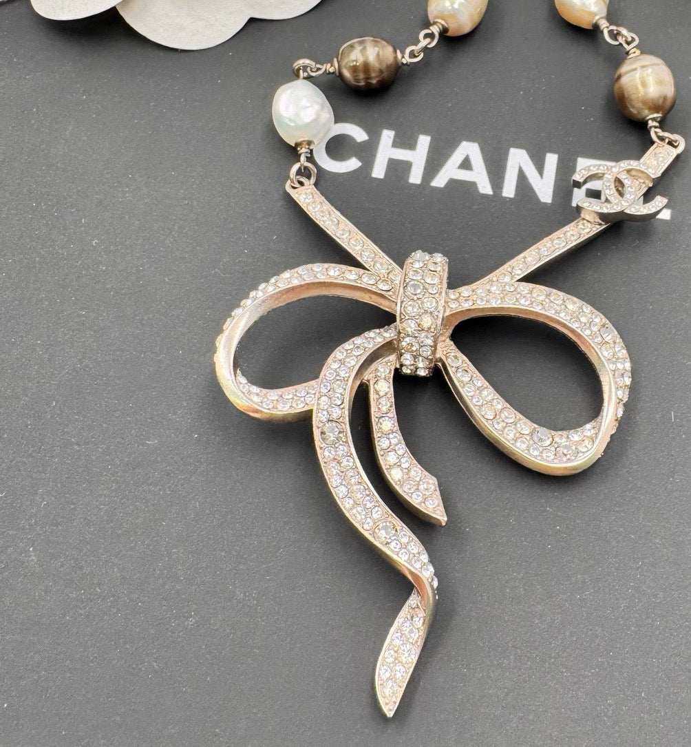 Chanel - Other - Gold-tone base metal, glass crystal embellishments and imitation pearls. - Multicolour - (22 cm + 5 cm extension)