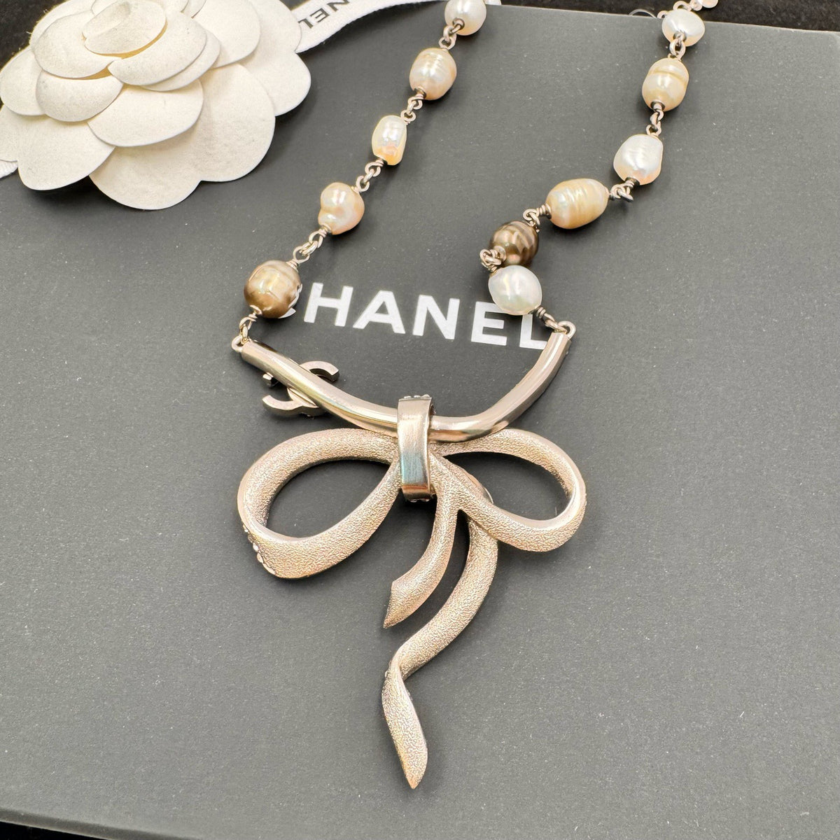 Chanel - Other - Gold-tone base metal, glass crystal embellishments and imitation pearls. - Multicolour - (22 cm + 5 cm extension)