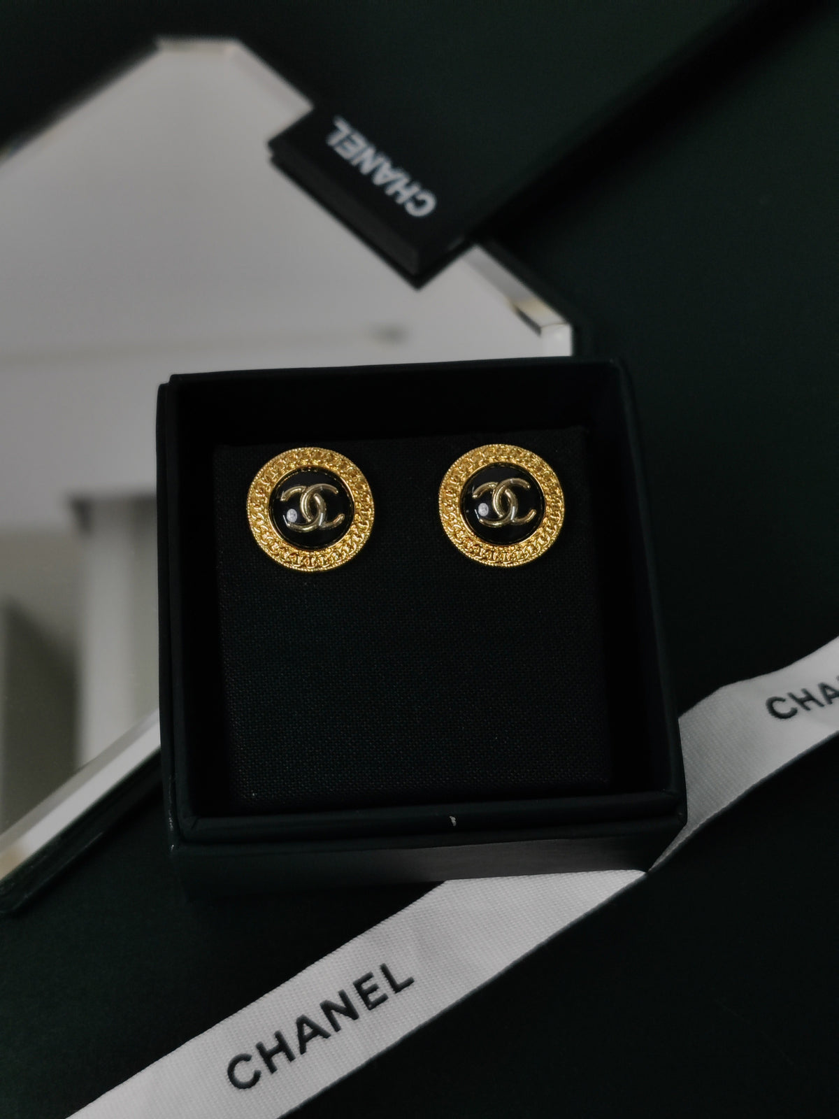 Chanel - Other - Gold-tone base metal with black enamel detail - Multicolour