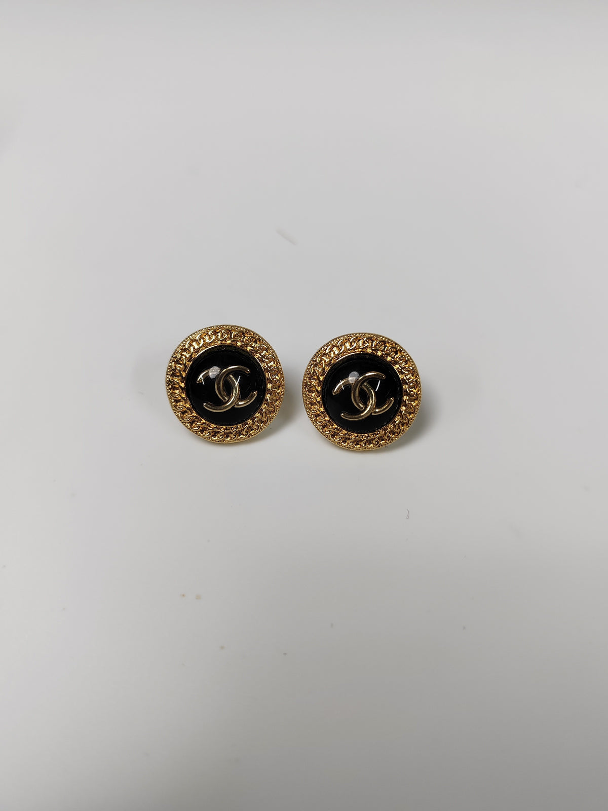 Chanel - Other - Gold-tone base metal with black enamel detail - Multicolour