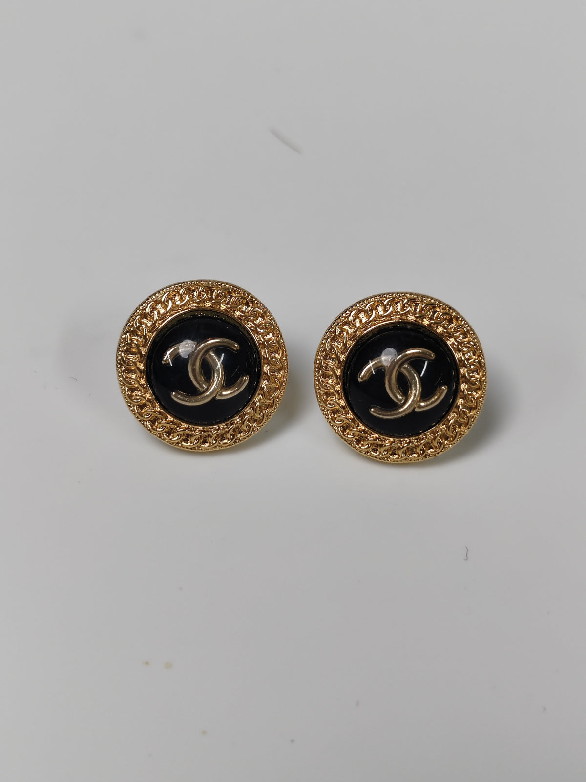 Chanel - Other - Gold-tone base metal with black enamel detail - Multicolour