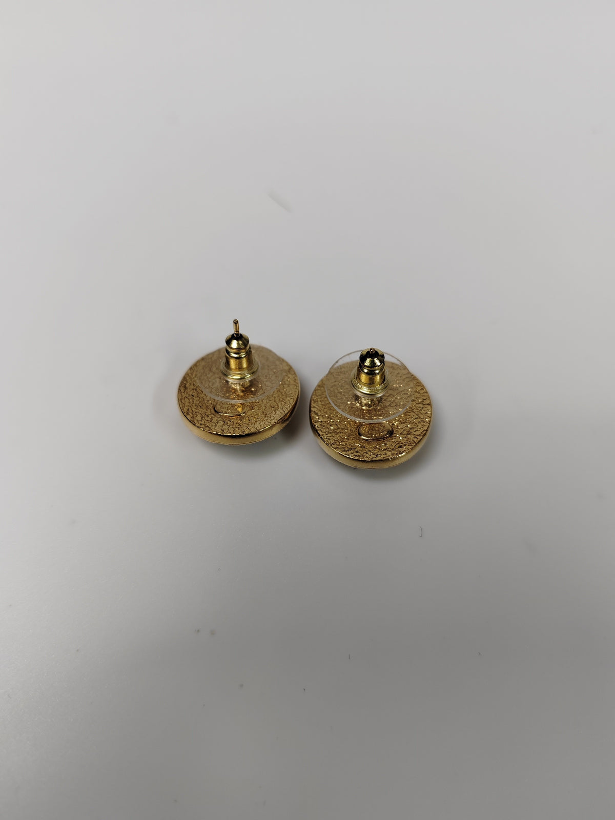Chanel - Other - Gold-tone base metal with black enamel detail - Multicolour