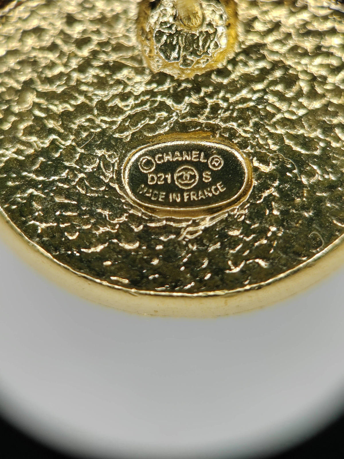 Chanel - Other - Gold-tone base metal with black enamel detail - Multicolour