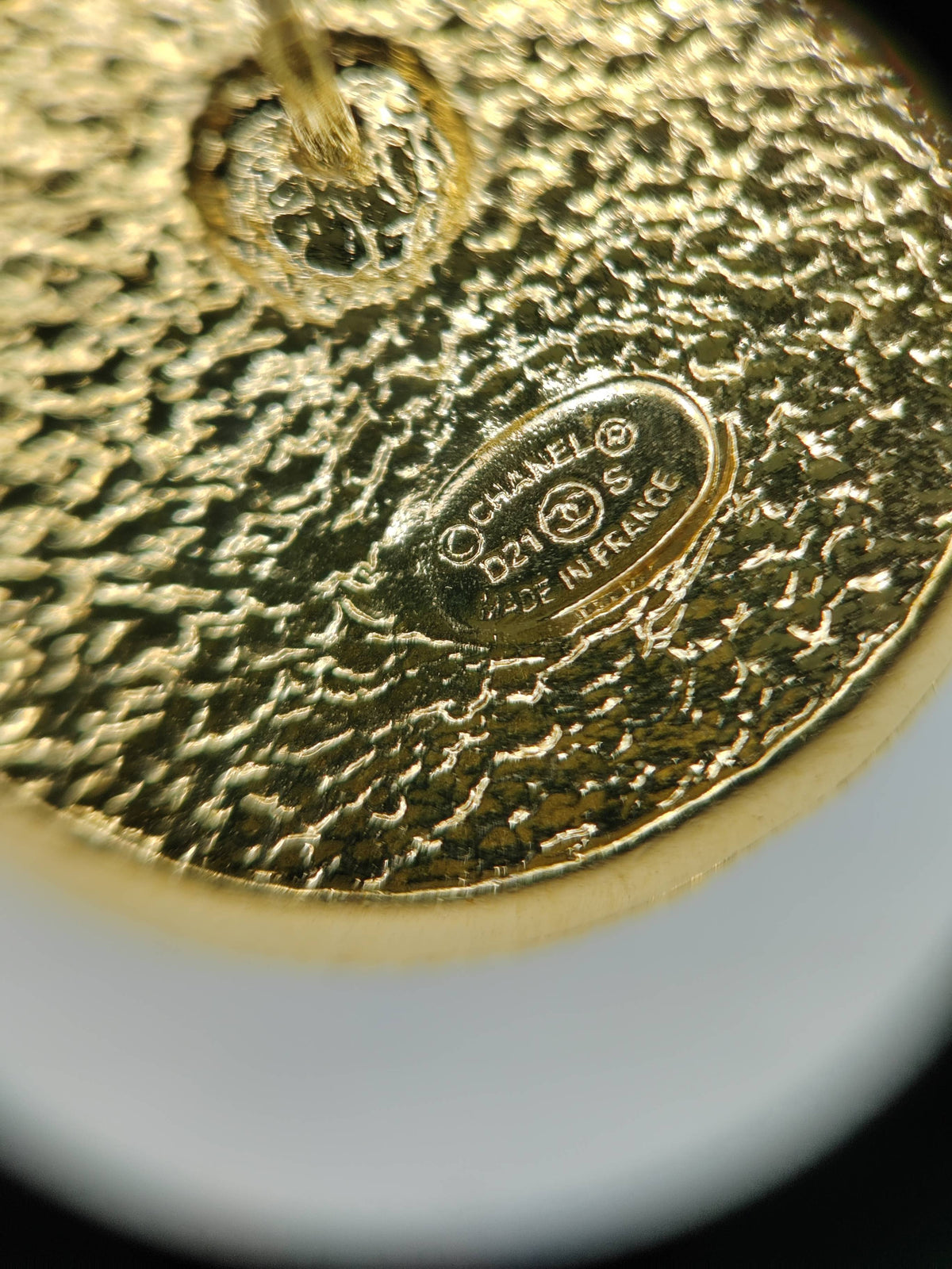 Chanel - Other - Gold-tone base metal with black enamel detail - Multicolour