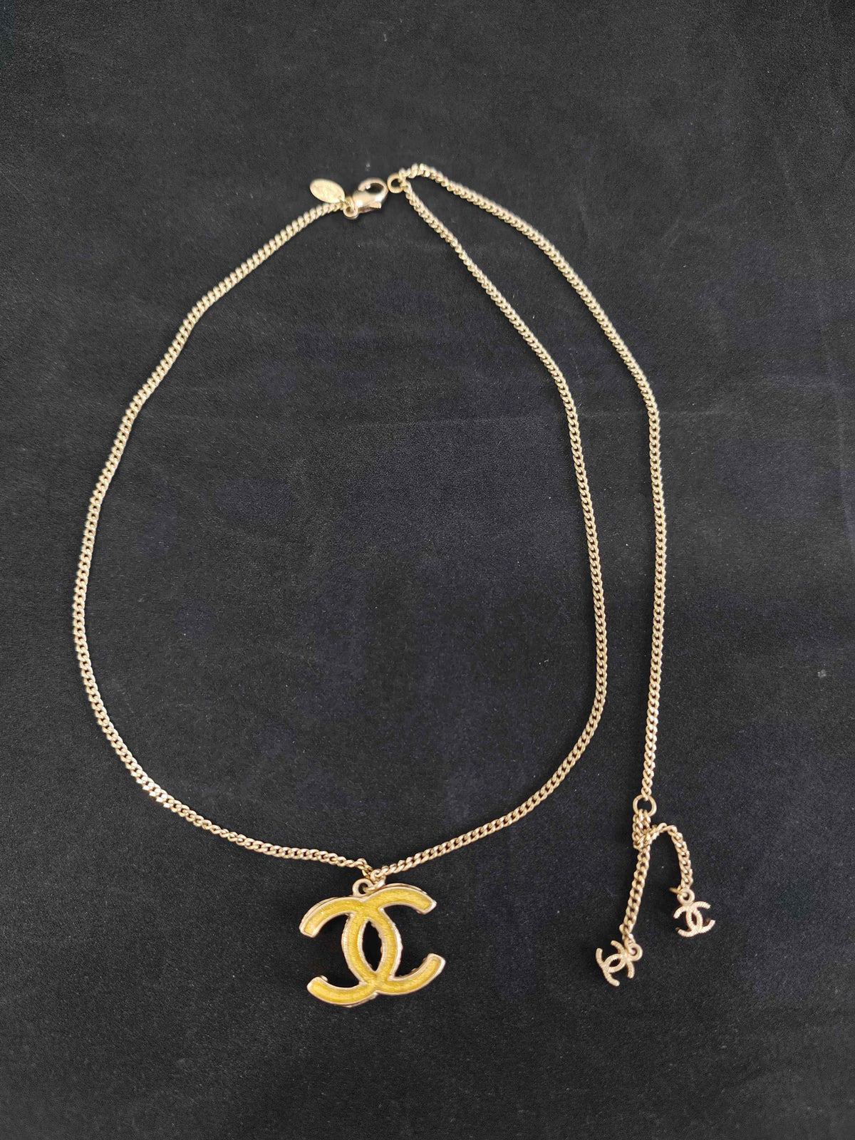 Chanel - Other - Gold-tone base metal with faux pearl accents - Gold