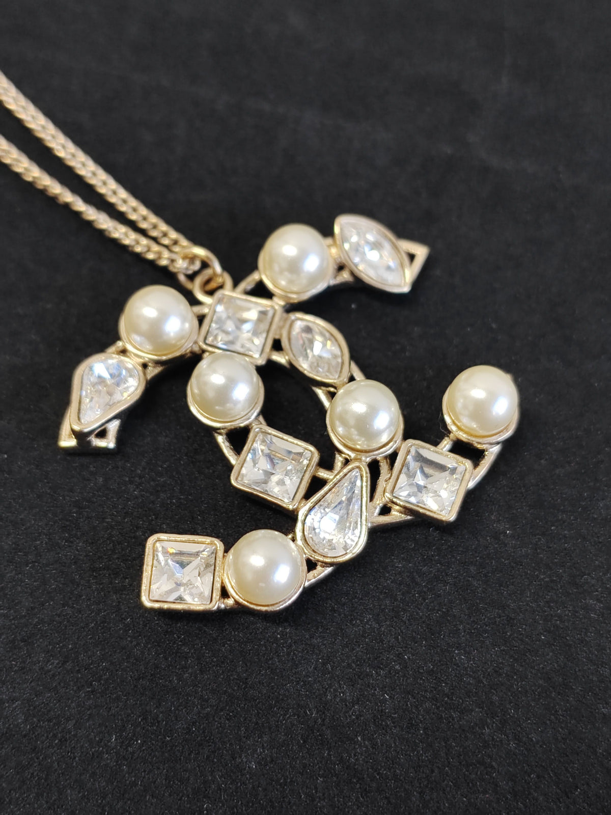 Chanel - Other - Gold-tone base metal with imitation pearls and clear crystal embellishments - Gold