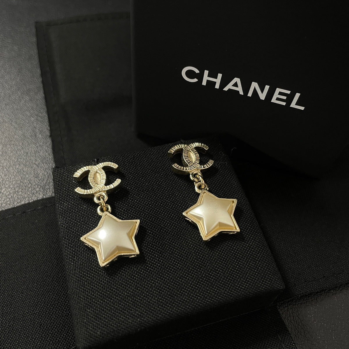 Chanel - Other - Gold-tone base metal with white pearl-effect star drops - Multicolour