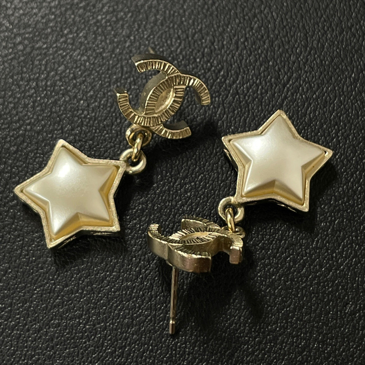 Chanel - Other - Gold-tone base metal with white pearl-effect star drops - Multicolour