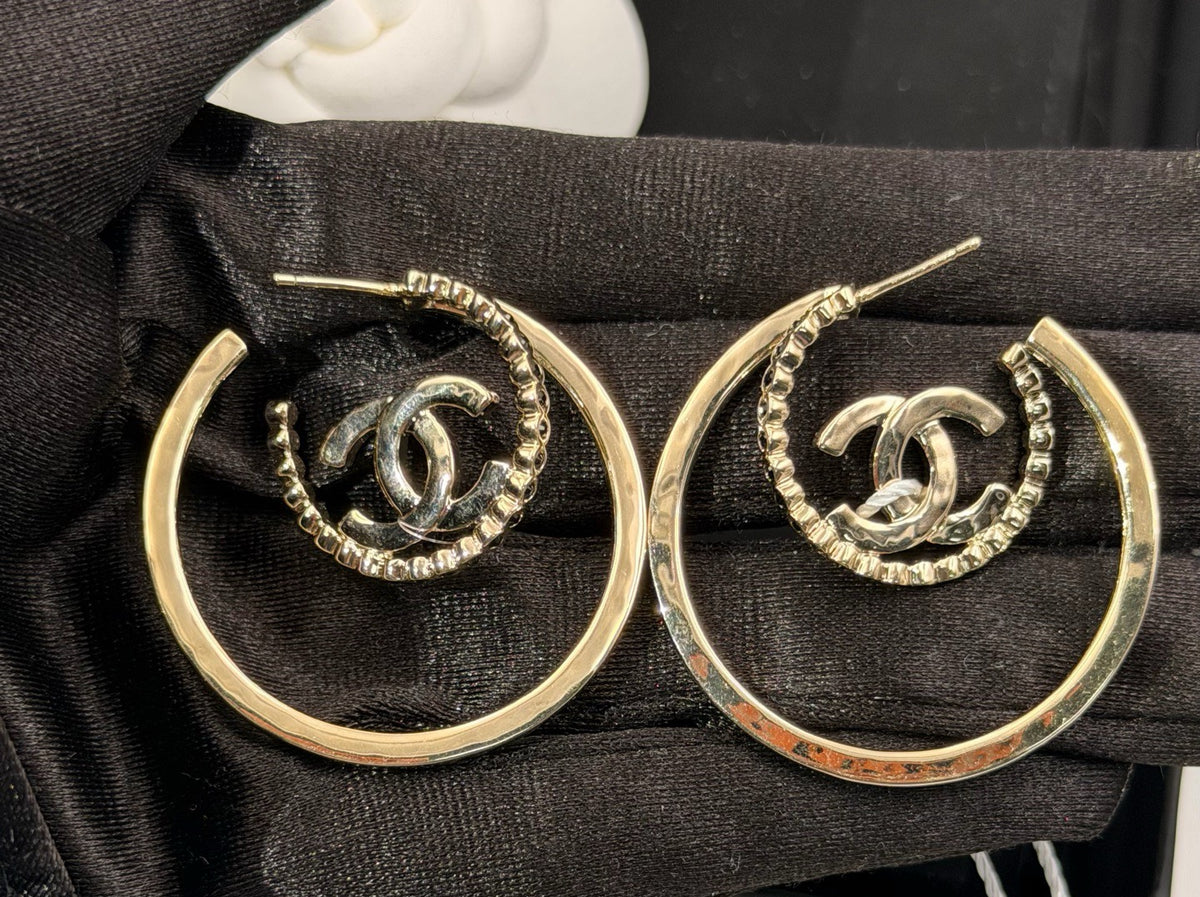 Chanel - Other - Gold-tone finish with dark accents - Gold - (Large)