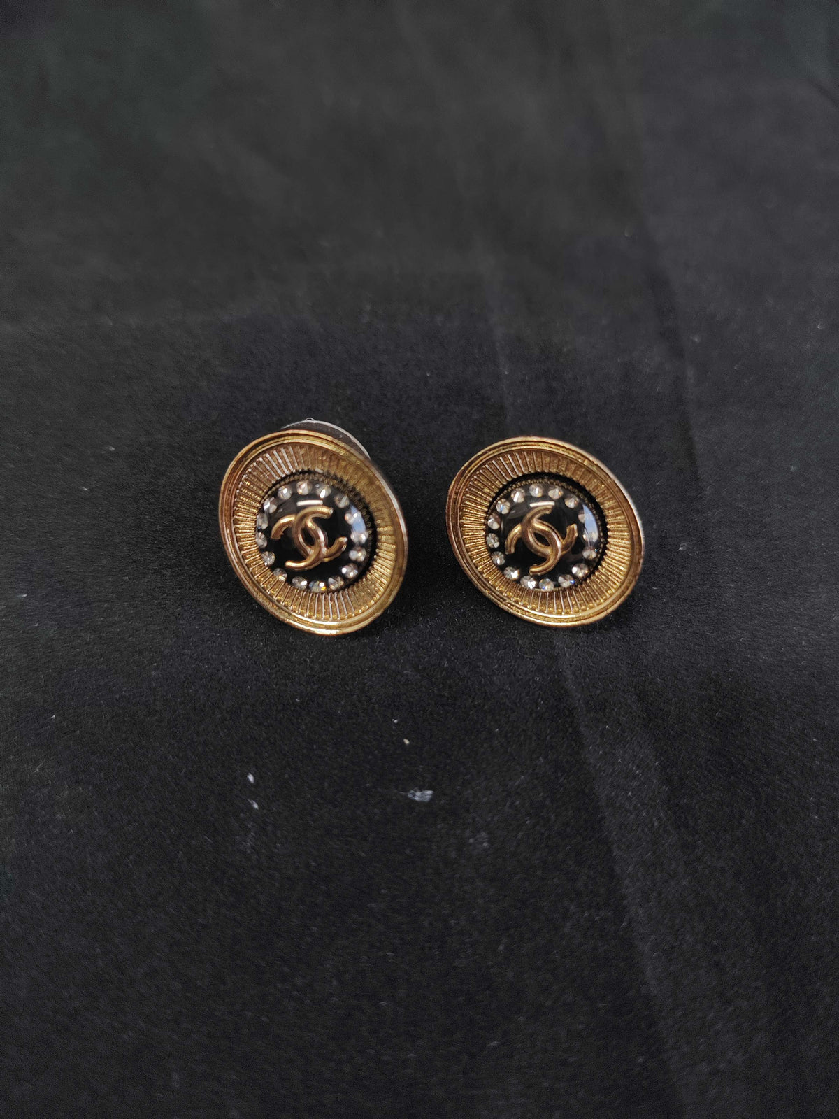 Chanel - Other - Gold-tone metal alloy with glass rhinestones and black enamel. - Multicolour