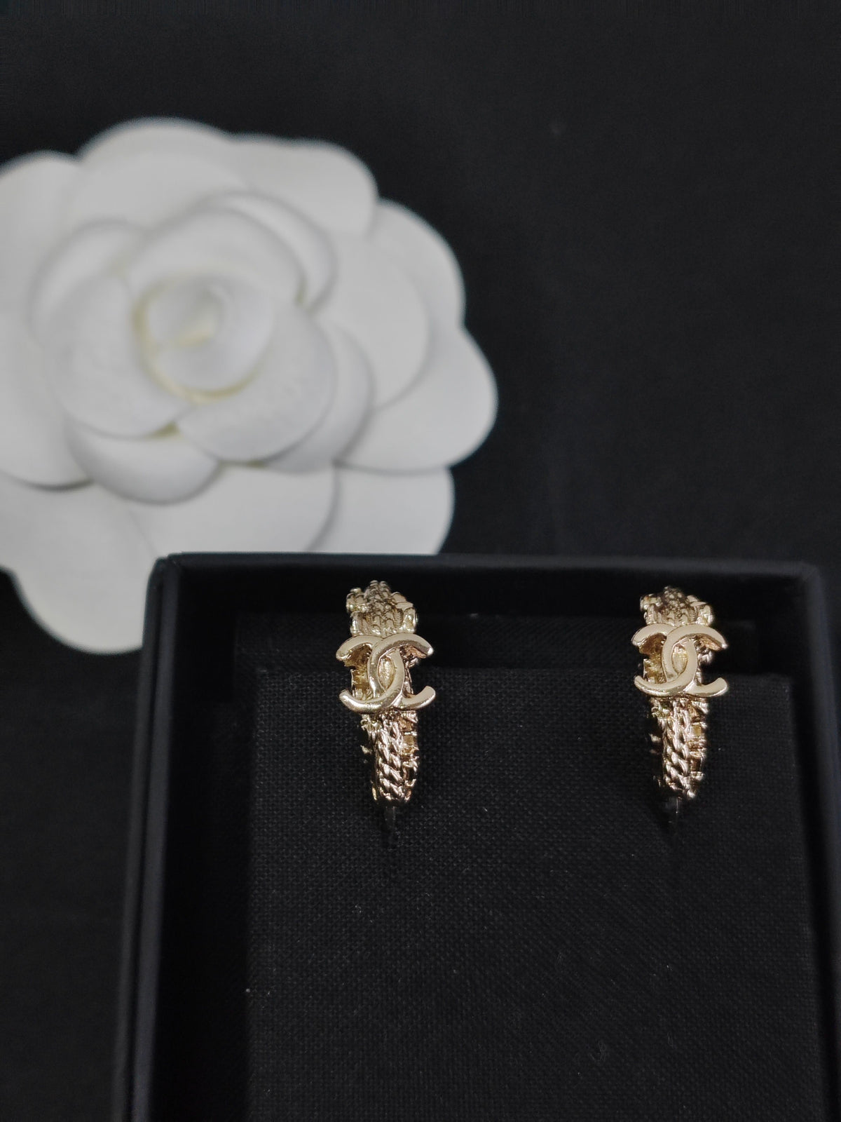 Chanel - Other - Gold-tone metal; exact alloy unspecified. - Gold