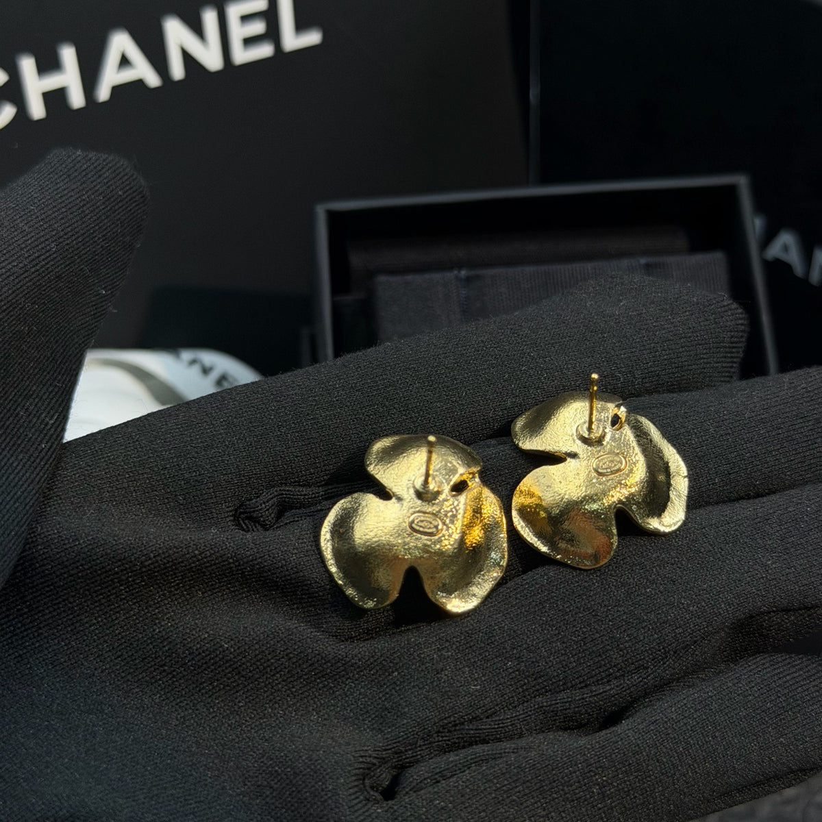 Chanel - Other - Gold-tone metal; exact composition is unspecified. - Gold