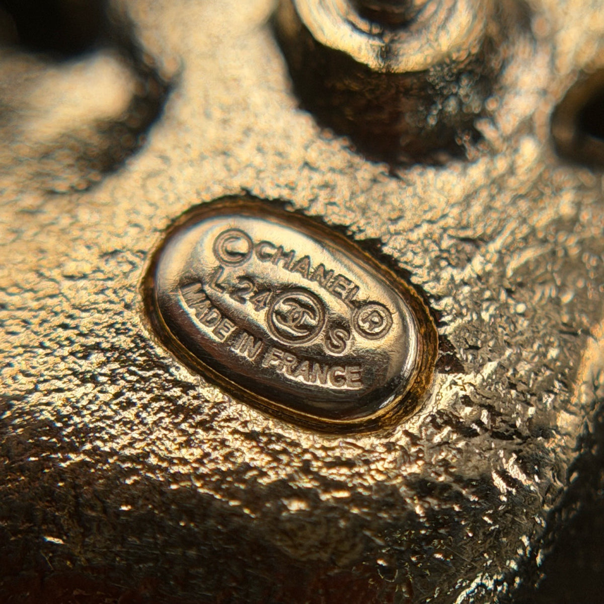 Chanel - Other - Gold-tone metal; exact composition is unspecified. - Gold