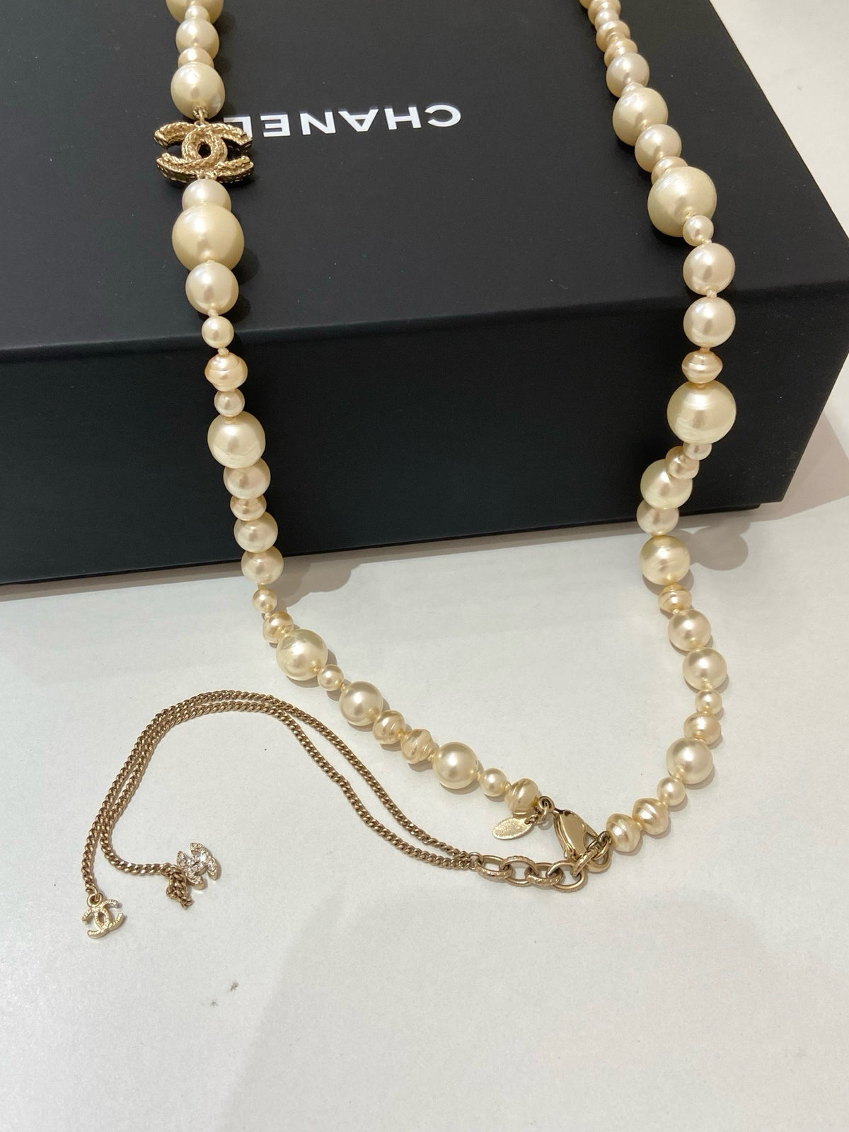 Chanel - Other - Gold-tone metal fittings with faux pearl beads - Gold