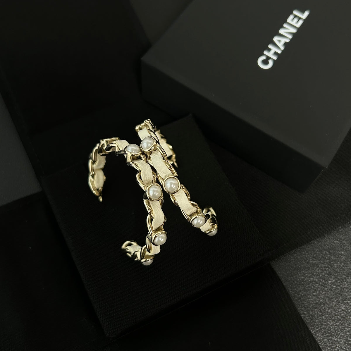 Chanel - Other - Gold-tone metal, lambskin leather and imitation pearls. - Beige - (Medium)