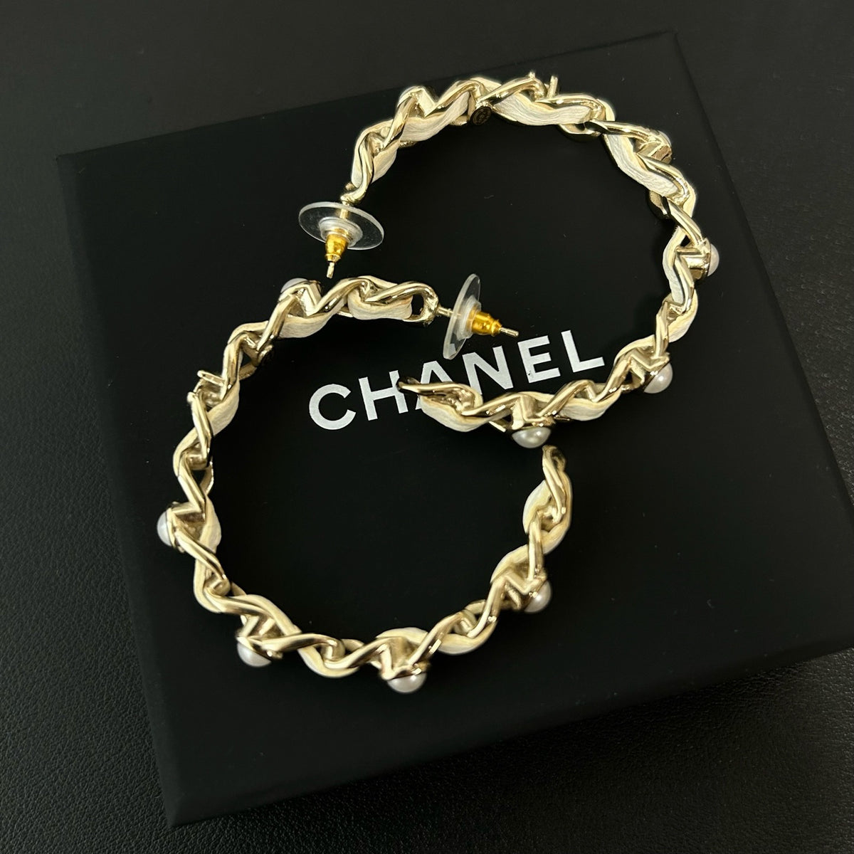 Chanel - Other - Gold-tone metal, lambskin leather and imitation pearls. - Beige - (Medium)