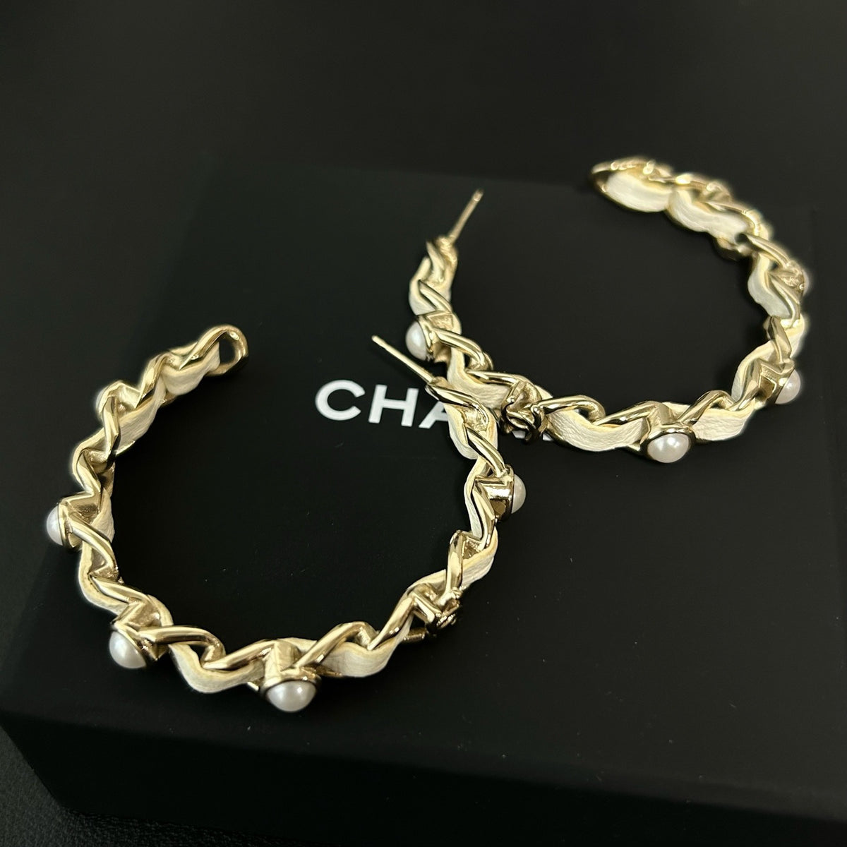 Chanel - Other - Gold-tone metal, lambskin leather and imitation pearls. - Beige - (Medium)