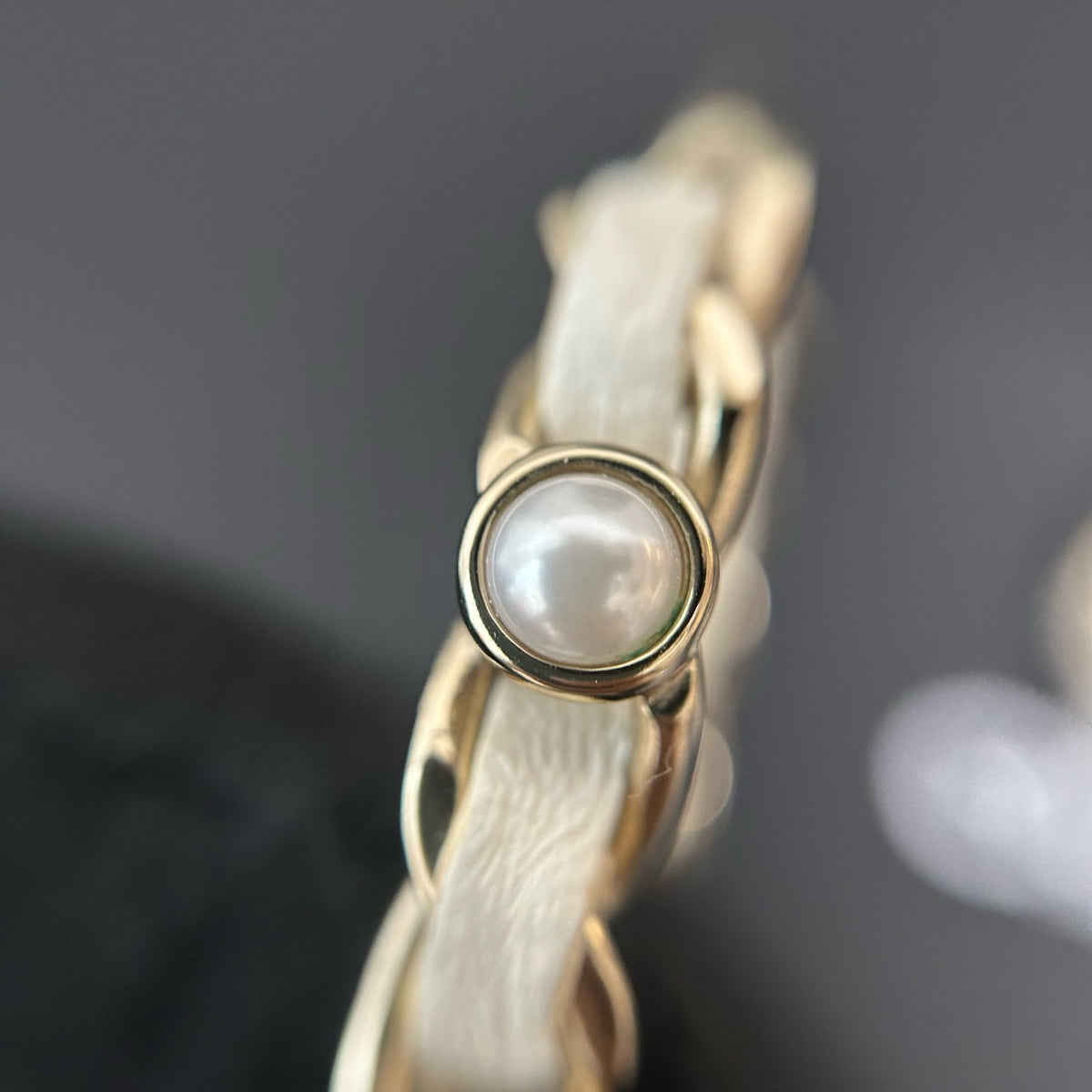 Chanel - Other - Gold-tone metal, lambskin leather and imitation pearls. - Beige - (Medium)