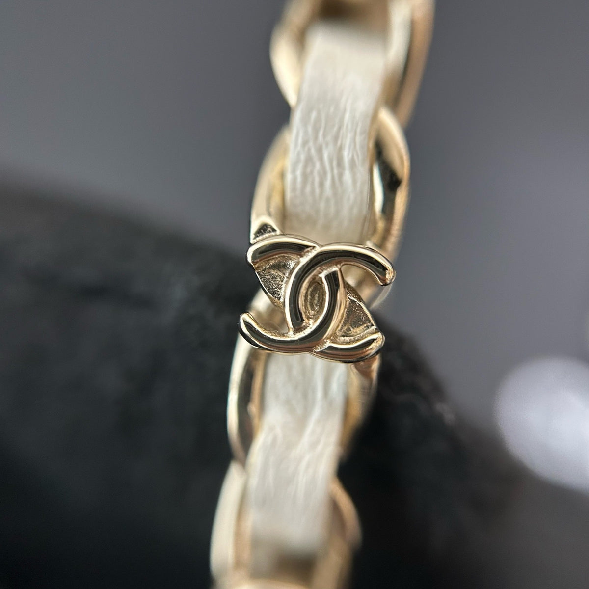 Chanel - Other - Gold-tone metal, lambskin leather and imitation pearls. - Beige - (Medium)