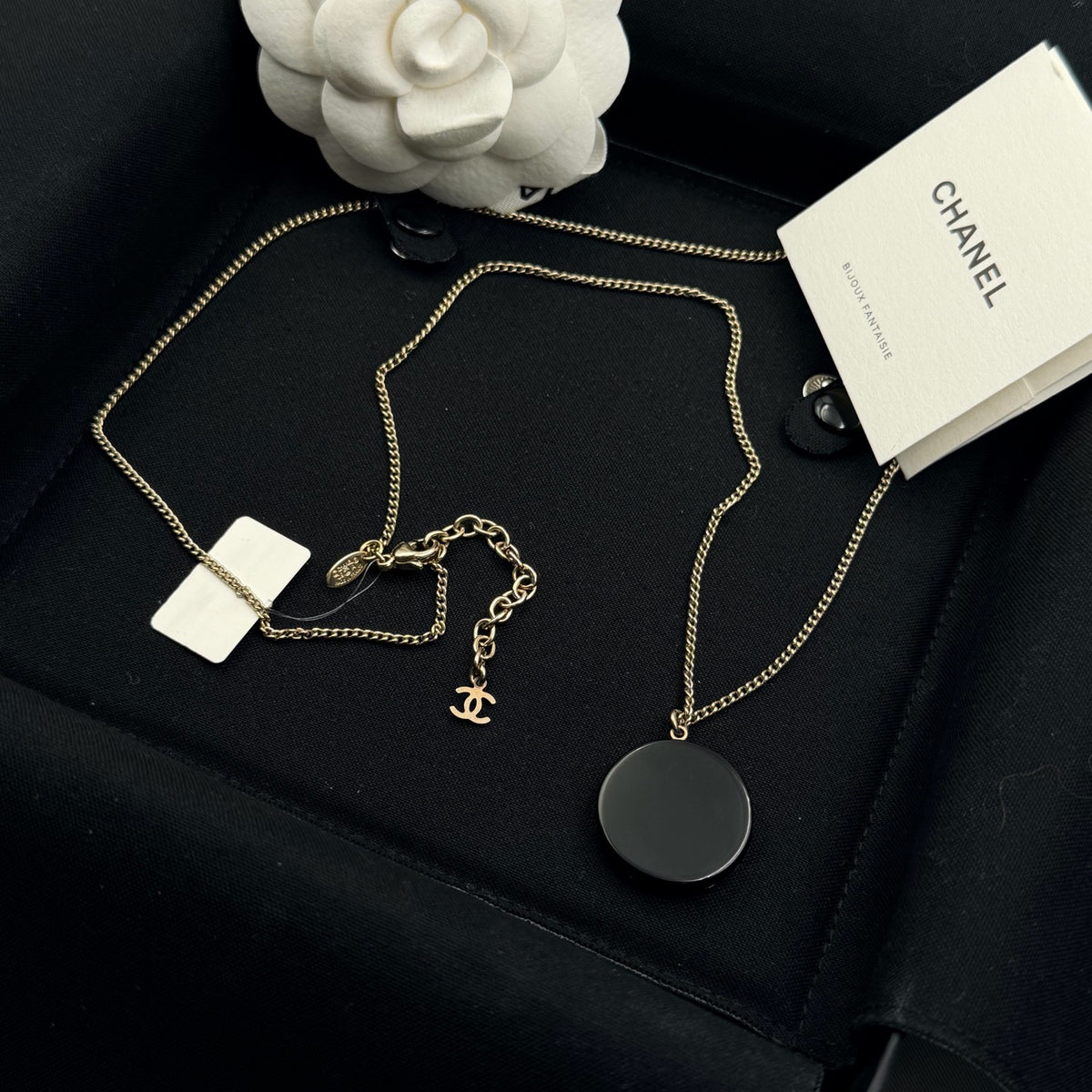 Chanel - Other - Gold-tone metal necklace with a black round pendant, crystal-like embellishments and pearl-like accents - Multicolour - (33+5 cm)