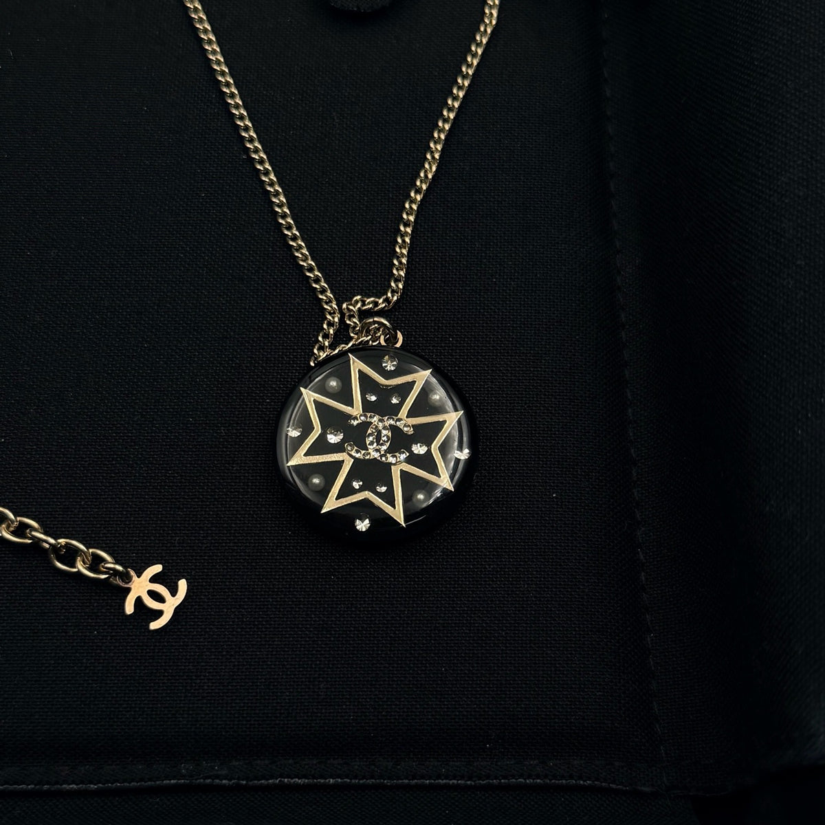 Chanel - Other - Gold-tone metal necklace with a black round pendant, crystal-like embellishments and pearl-like accents - Multicolour - (33+5 cm)