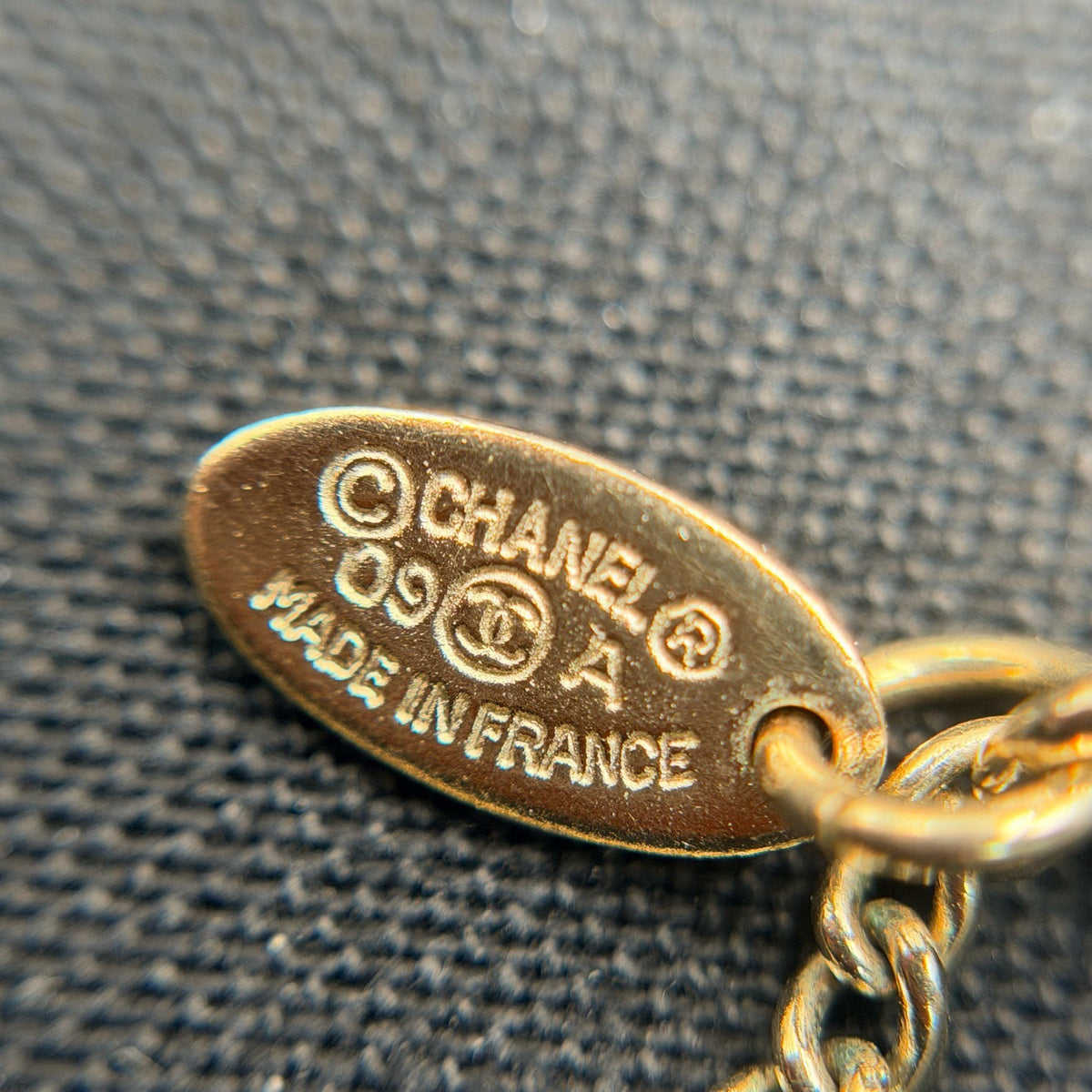 Chanel - Other - Gold-tone metal necklace with a black round pendant, crystal-like embellishments and pearl-like accents - Multicolour - (33+5 cm)