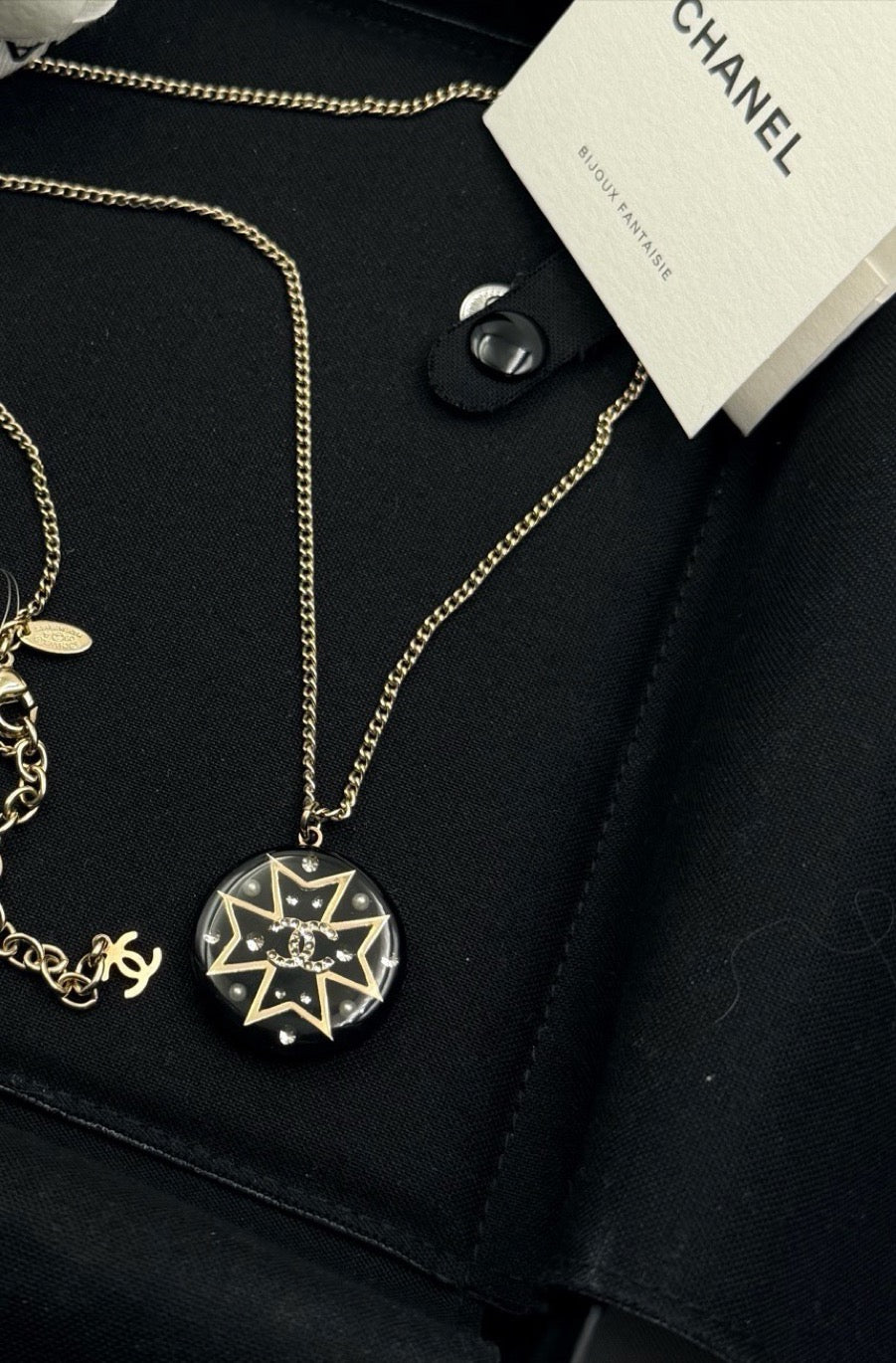 Chanel - Other - Gold-tone metal necklace with a black round pendant, crystal-like embellishments and pearl-like accents - Multicolour - (33+5 cm)