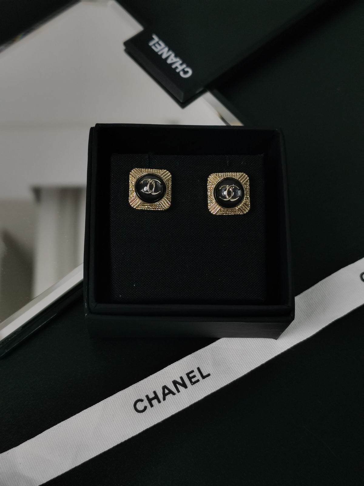 Chanel - Other - Gold-tone metal with a black glossy inset; the inset material is uncertain. - Multicolour