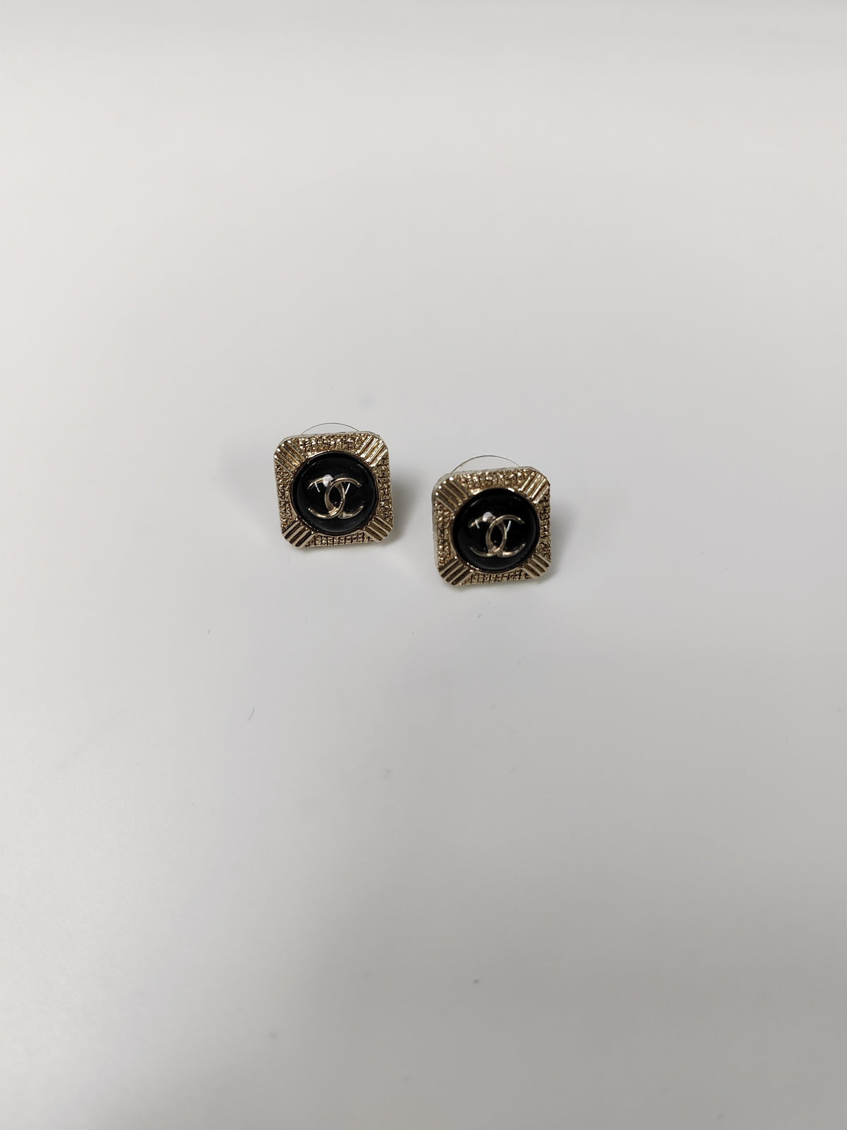 Chanel - Other - Gold-tone metal with a black glossy inset; the inset material is uncertain. - Multicolour