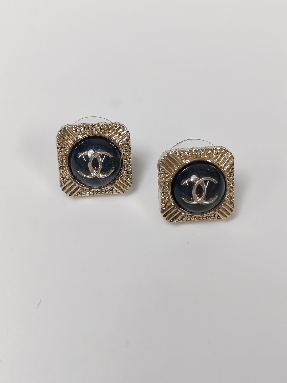 Chanel - Other - Gold-tone metal with a black glossy inset; the inset material is uncertain. - Multicolour