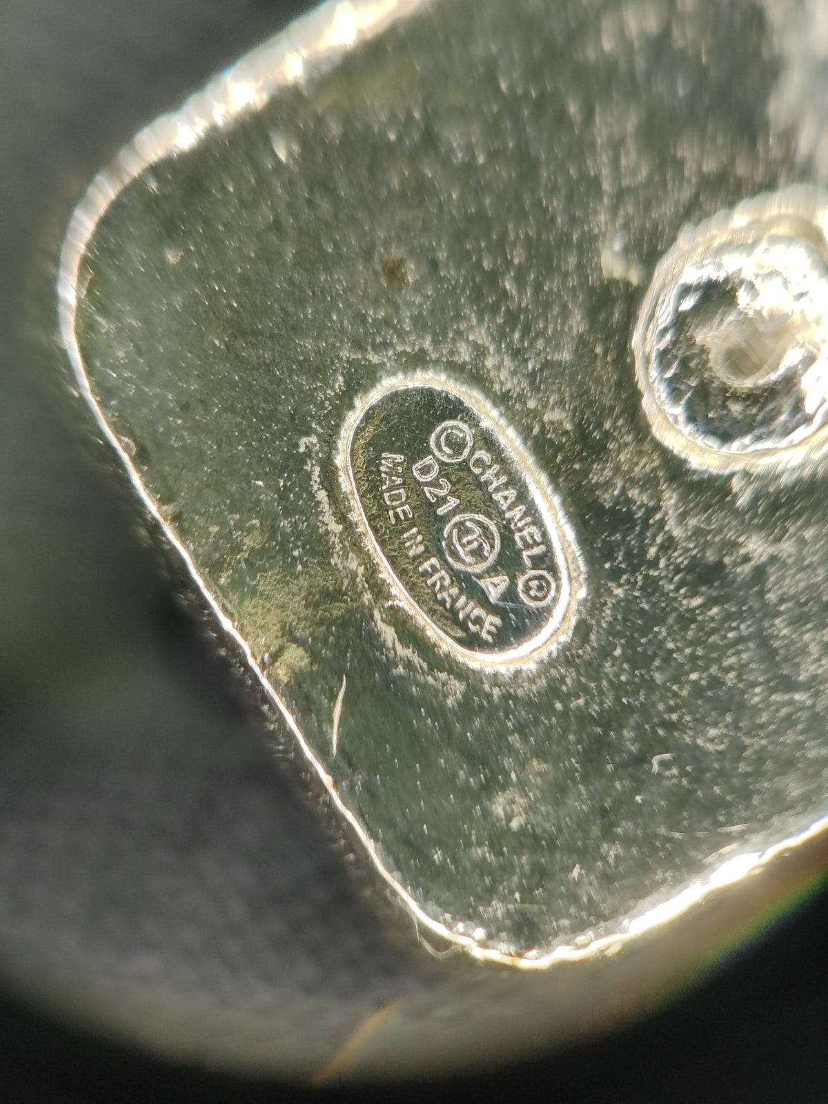 Chanel - Other - Gold-tone metal with a black glossy inset; the inset material is uncertain. - Multicolour