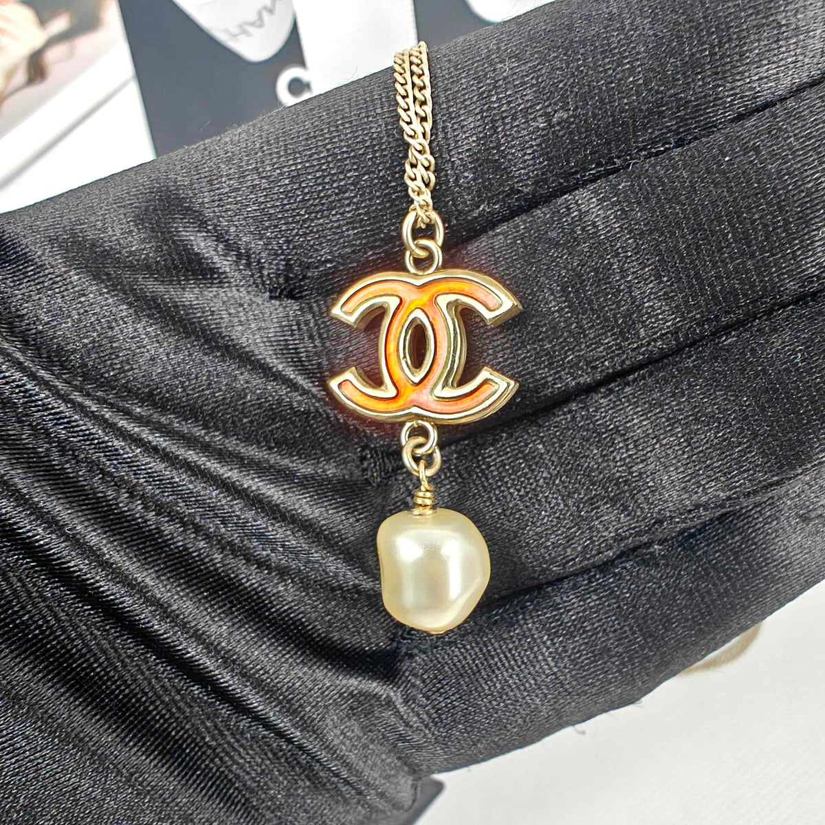 Chanel - Other - Gold-tone metal with a faux-pearl drop and enamel CC motif - Multicolour - (34 cm, adjustable)