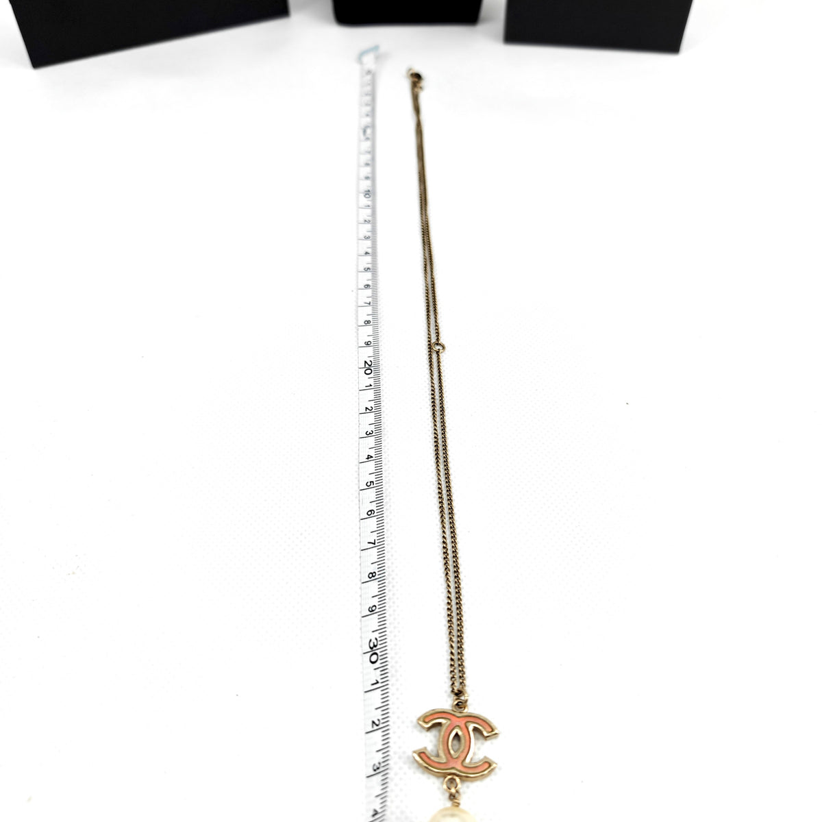 Chanel - Other - Gold-tone metal with a faux-pearl drop and enamel CC motif - Multicolour - (34 cm, adjustable)