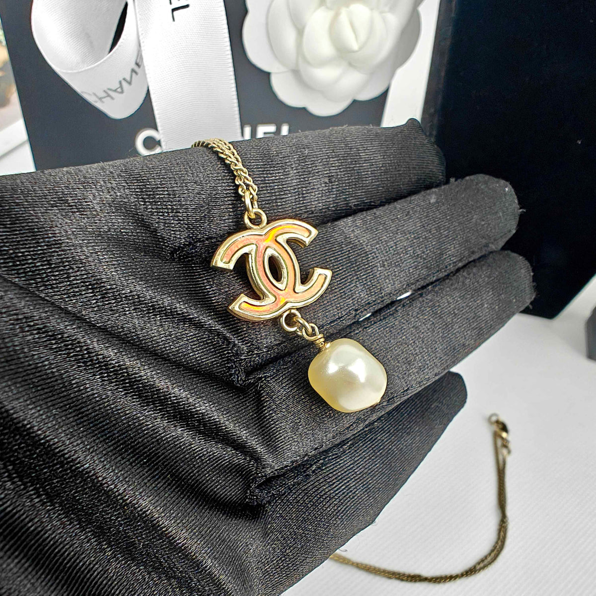Chanel - Other - Gold-tone metal with a faux-pearl drop and enamel CC motif - Multicolour - (34 cm, adjustable)