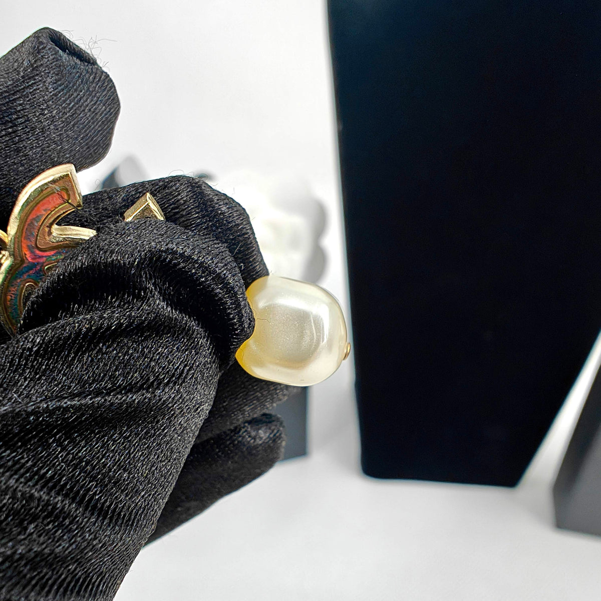 Chanel - Other - Gold-tone metal with a faux-pearl drop and enamel CC motif - Multicolour - (34 cm, adjustable)