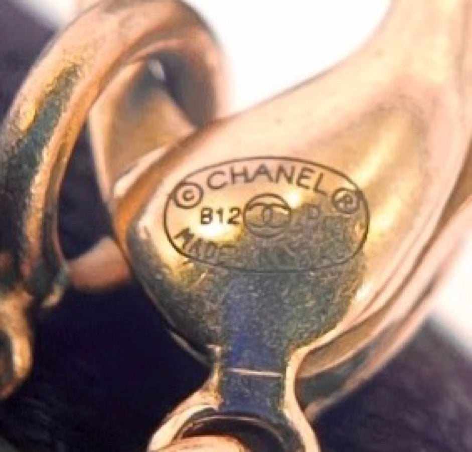 Chanel - Other - Gold-tone metal with a faux-pearl drop and enamel CC motif - Multicolour - (34 cm, adjustable)
