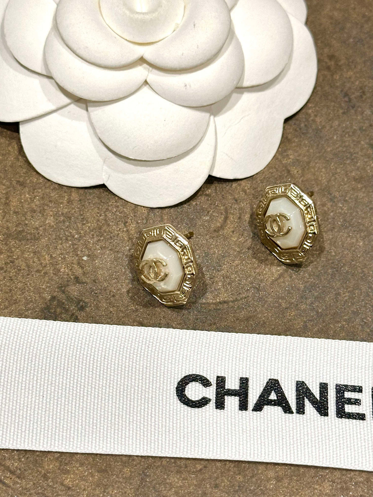 Chanel - Other - Gold-tone metal with a mother-of-pearl detail - Multicolour